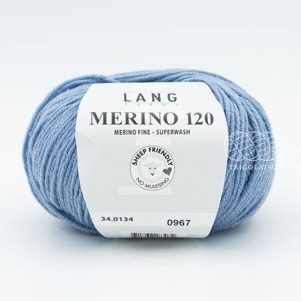 Merino 120 de Lang Yarns, une laine de mérinos fine, extradouce et traitée supewash.  De calibre DK, elle se tricote avec des aiguilles 3.5 à 4 mm.  Coloris Baby Blue, un bleu pâle, un bleu bébé qui tire légèrement sur le gris.