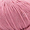 Merino 120 de Lang Yarns, une laine de mérinos fine, extradouce et traitée supewash. De calibre DK, elle se tricote avec des aiguilles 3.5 à 4 mm. Coloris Baby Pink, un rose bébé doux.