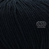 Merino 120 de Lang Yarns, une laine de mérinos fine, extradouce et traitée supewash. De calibre DK, elle se tricote avec des aiguilles 3.5 à 4 mm. Coloris Black, donc noir.