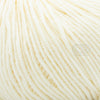 Merino 120 de Lang Yarns, une laine de mérinos fine, extradouce et traitée supewash. De calibre DK, elle se tricote avec des aiguilles 3.5 à 4 mm. Coloris Champagne, un blanc cassé ou ivoire.