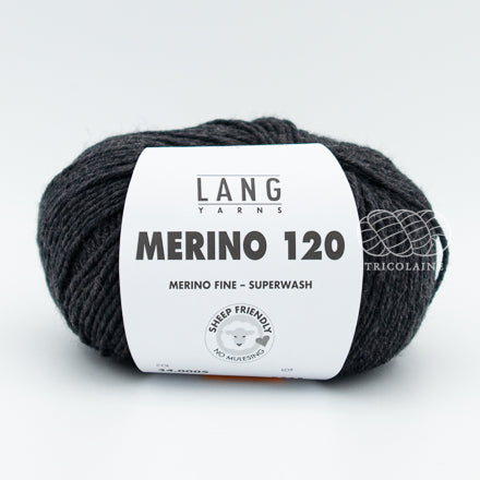 Merino 120 de Lang Yarns, une laine de mérinos fine, extradouce et traitée supewash. De calibre DK, elle se tricote avec des aiguilles 3.5 à 4 mm. Coloris Charcoal, un gris très foncé.