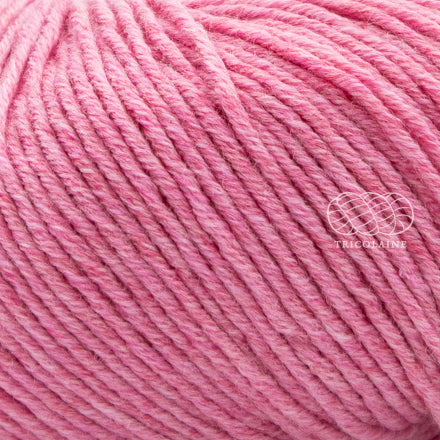 Merino 120 de Lang Yarns, une laine de mérinos fine, extradouce et traitée supewash. De calibre DK, elle se tricote avec des aiguilles 3.5 à 4 mm. Coloris Candy Pink, un rose pastel, mais vif, qui ressemble à la barbe à papa.