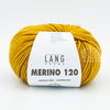 Merino 120 de Lang Yarns, une laine de mérinos fine, extradouce et traitée supewash. De calibre DK, elle se tricote avec des aiguilles 3.5 à 4 mm. Coloris Dijon, un jaune moutarde..