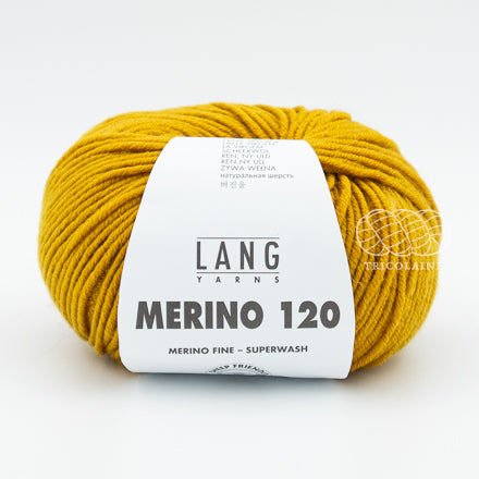 Merino 120 de Lang Yarns, une laine de mérinos fine, extradouce et traitée supewash. De calibre DK, elle se tricote avec des aiguilles 3.5 à 4 mm. Coloris Dijon, un jaune moutarde..