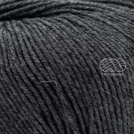 Merino 120 de Lang Yarns, une laine de mérinos fine, extradouce et traitée supewash. De calibre DK, elle se tricote avec des aiguilles 3.5 à 4 mm. Coloris Dusty Charlkboard, un gris assez foncé avec des touches de blanc dans son filage.