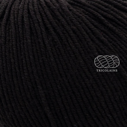Merino 120 de Lang Yarns, une laine de mérinos fine, extradouce et traitée supewash. De calibre DK, elle se tricote avec des aiguilles 3.5 à 4 mm. Coloris Earth, un brun terre très foncé presque noir.