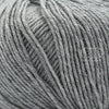 Merino 120 de Lang Yarns, une laine de mérinos fine, extradouce et traitée supewash. De calibre DK, elle se tricote avec des aiguilles 3.5 à 4 mm. Coloris Foggy Afternoon, un gris moyen-pâle.