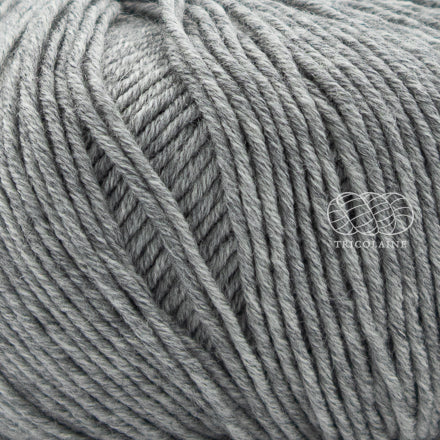 Merino 120 de Lang Yarns, une laine de mérinos fine, extradouce et traitée supewash. De calibre DK, elle se tricote avec des aiguilles 3.5 à 4 mm. Coloris Foggy Afternoon, un gris moyen-pâle.