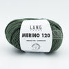 Merino 120 de Lang Yarns, une laine de mérinos fine, extradouce et traitée supewash. De calibre DK, elle se tricote avec des aiguilles 3.5 à 4 mm. Coloris Forest Moss, ou mousse de forêt, un vert foncé avec une touche de gris à l'intérieur.