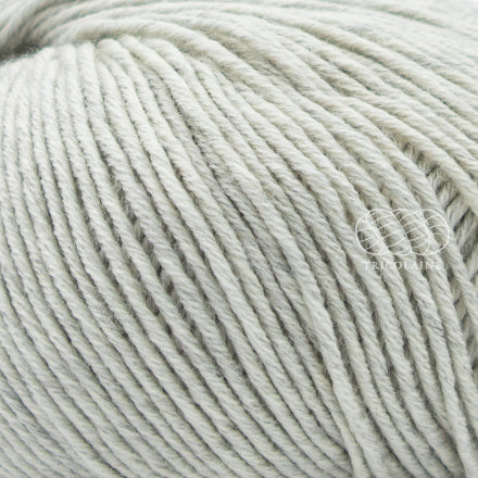 Merino 120 de Lang Yarns, une laine de mérinos fine, extradouce et traitée supewash. De calibre DK, elle se tricote avec des aiguilles 3.5 à 4 mm. Coloris Grey Cloud, un gris pâle.