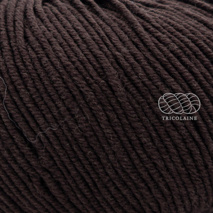 Merino 120 de Lang Yarns, une laine de mérinos fine, extradouce et traitée supewash. De calibre DK, elle se tricote avec des aiguilles 3.5 à 4 mm. Coloris Ground Coffee ou café moulu, un brun foncé.