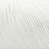 Merino 120 de Lang Yarns, une laine de mérinos fine, extradouce et traitée supewash. De calibre DK, elle se tricote avec des aiguilles 3.5 à 4 mm. Coloris Heavenly Cloud, un blanc cassé, le coloris le plus près du blanc de la collection.