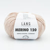 Merino 120 de Lang Yarns, une laine de mérinos fine, extradouce et traitée supewash. De calibre DK, elle se tricote avec des aiguilles 3.5 à 4 mm. Coloris Ivory, un beige très pâle.