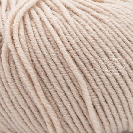 Merino 120 de Lang Yarns, une laine de mérinos fine, extradouce et traitée supewash. De calibre DK, elle se tricote avec des aiguilles 3.5 à 4 mm. Coloris Ivory, un beige très pâle.