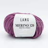 Merino 120 de Lang Yarns, une laine de mérinos fine, extradouce et traitée supewash. De calibre DK, elle se tricote avec des aiguilles 3.5 à 4 mm. Coloris Mauve.