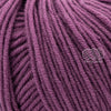 Merino 120 de Lang Yarns, une laine de mérinos fine, extradouce et traitée supewash. De calibre DK, elle se tricote avec des aiguilles 3.5 à 4 mm. Coloris Mauve.