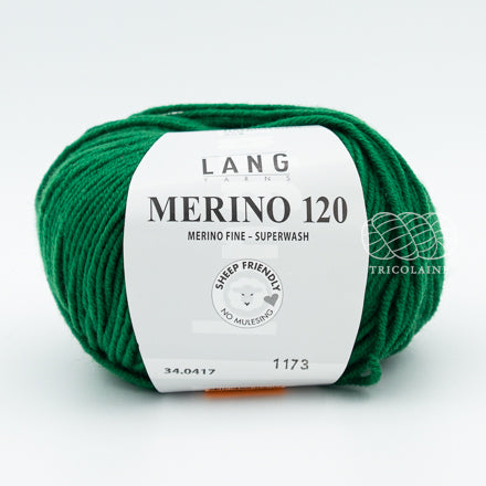 Merino 120 de Lang Yarns, une laine de mérinos fine, extradouce et traitée supewash. De calibre DK, elle se tricote avec des aiguilles 3.5 à 4 mm. Coloris Pine Green, un vert sapin vif, le vert de Noël.