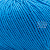 Merino 120 de Lang Yarns, une laine de mérinos fine, extradouce et traitée supewash.  De calibre DK, elle se tricote avec des aiguilles 3.5 à 4 mm.  Coloris Poolside, un bleu piscine, assez vif.