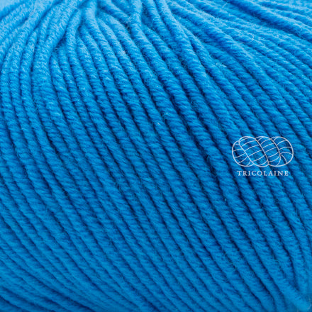 Merino 120 de Lang Yarns, une laine de mérinos fine, extradouce et traitée supewash.  De calibre DK, elle se tricote avec des aiguilles 3.5 à 4 mm.  Coloris Poolside, un bleu piscine, assez vif.