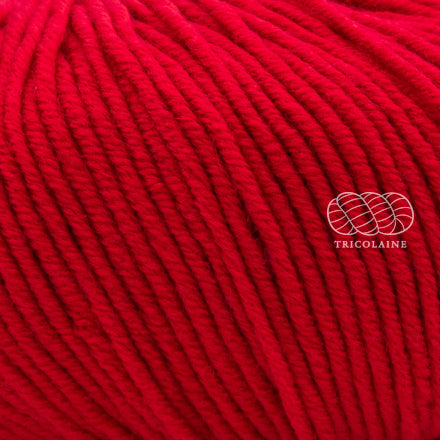 Merino 120 de Lang Yarns, une laine de mérinos fine, extradouce et traitée supewash. De calibre DK, elle se tricote avec des aiguilles 3.5 à 4 mm. Coloris Red Lipstick, un rouge flamboyant et vif.