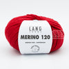 Merino 120 de Lang Yarns, une laine de mérinos fine, extradouce et traitée supewash. De calibre DK, elle se tricote avec des aiguilles 3.5 à 4 mm. Coloris Red Wine, un rouge foncé légèrement framboise.