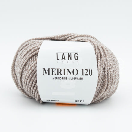 Merino 120 de Lang Yarns, une laine de mérinos fine, extradouce et traitée supewash. De calibre DK, elle se tricote avec des aiguilles 3.5 à 4 mm. Coloris Sand Dust, un chiné mélangeant des brins de ivoire et un grège.  