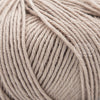 Merino 120 de Lang Yarns, une laine de mérinos fine, extradouce et traitée supewash. De calibre DK, elle se tricote avec des aiguilles 3.5 à 4 mm. Coloris Wheat Field ou Champs de blé, un beige.