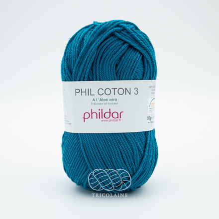 Phil Coton 3 de la compagnie Phildar, coloris Canard. Un bleu-vert sarcelle, qu'on connait aussi sous le nom de teal. Fil de coton mercerisé parfait pour les amigurumis, les vêtements d'été et les châles légers. Se tricote avec aiguille ou crochet 3 mm.