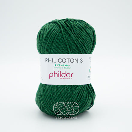 Phil Coton 3 de la compagnie Phildar, coloris Cèdre. Un vert moyen couleur sapin, rappelant la couleur du vert de Noël. Fil de coton mercerisé parfait pour les amigurumis, les vêtements d'été et les châles légers. Se tricote avec aiguille ou crochet 3 mm.