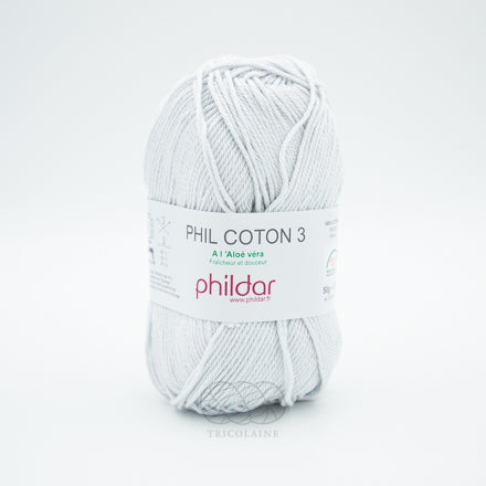 Phil Coton 3 de la compagnie Phildar, coloris Givre.  Un gris très pâle, presque blanc, mais avec une pointe de gris. Fil de coton mercerisé parfait pour les amigurumis, les vêtements d'été et les châles légers. Se tricote avec aiguille ou crochet 3 mm.