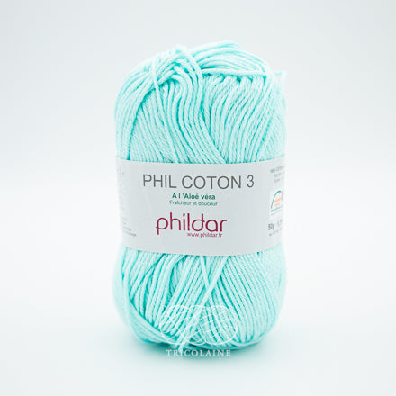 Phil Coton 3 de la compagnie Phildar, coloris Jade. Un bleu-vert pâle, couleur océan turquoise pâle. Fil de coton mercerisé parfait pour les amigurumis, les vêtements d'été et les châles légers. Se tricote avec aiguille ou crochet 3 mm.