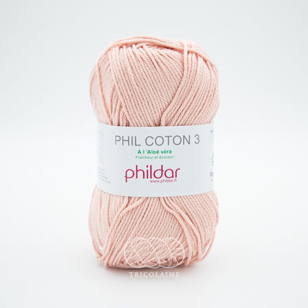 Phil Coton 3 de la compagnie Phildar, coloris Lait de rose.  Un rosé très doux, pouvant porter le nom de chair. Fil de coton mercerisé parfait pour les amigurumis, les vêtements d'été et les châles légers. Se tricote avec aiguille ou crochet 3 mm.