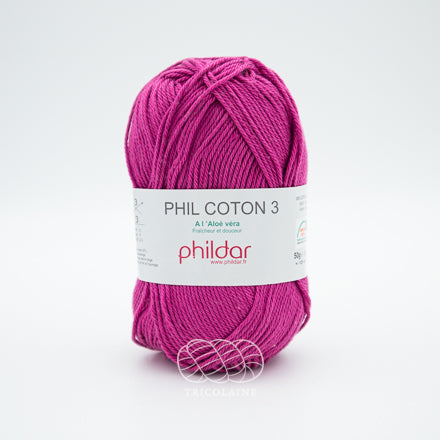 Phil Coton 3 de la compagnie Phildar, coloris Magenta.  Un rouge violacé vif. Fil de coton mercerisé parfait pour les amigurumis, les vêtements d'été et les châles légers. Se tricote avec aiguille ou crochet 3 mm.