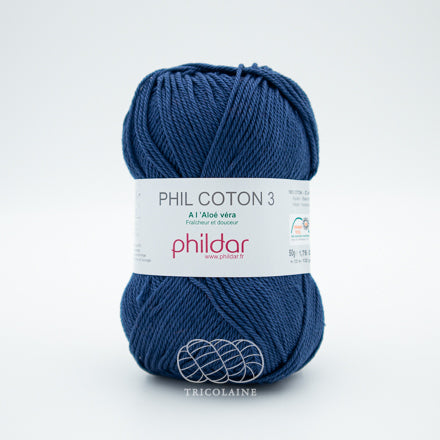 Phil Coton 3 de la compagnie Phildar, coloris Marine.  Un bleu foncé, qu'on peut aussi nommer bleu marin.  Fil de coton mercerisé parfait pour les amigurumis, les vêtements d'été et les châles légers.  Se tricote avec aiguille ou crochet 3 mm.