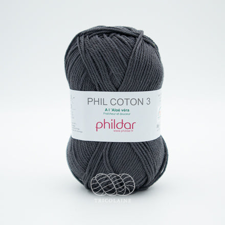 Phil Coton 3 de la compagnie Phildar, coloris Minerai.  Très foncé, un gris charcoal qui rappelle la roche volcanique. Fil de coton mercerisé parfait pour les amigurumis, les vêtements d'été et les châles légers. Se tricote avec aiguille ou crochet 3 mm.