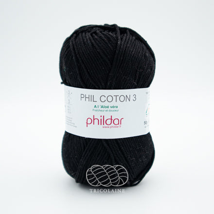 Phil Coton 3 de la compagnie Phildar, coloris Noir.  Très foncé, très opaque. Fil de coton mercerisé parfait pour les amigurumis, les vêtements d'été et les châles légers. Se tricote avec aiguille ou crochet 3 mm.