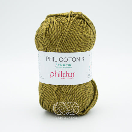 Phil Coton 3 de la compagnie Phildar, coloris Végétal. Un vert-jaune type feuille jaune-vert d'automne, qu'on peut aussi nommer Caca d'oie. Fil de coton mercerisé parfait pour les amigurumis, les vêtements d'été et les châles légers. Se tricote avec aiguille ou crochet 3 mm.