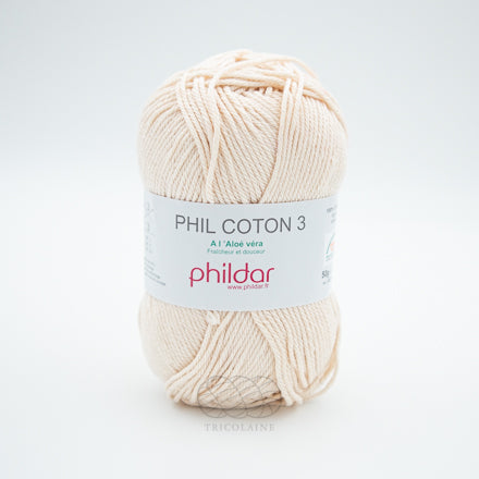 Phil Coton 3 de la compagnie Phildar, coloris Écru. Un blanc cassé écru. Fil de coton mercerisé parfait pour les amigurumis, les vêtements d'été et les châles légers. Se tricote avec aiguille ou crochet 3 mm.