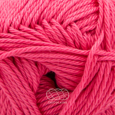 Phil Coton 3 de la compagnie Phildar, coloris Pink. Un rose très dynamique vif. Fil de coton mercerisé parfait pour les amigurumis, les vêtements d'été et les châles légers. Se tricote avec aiguille ou crochet 3 mm.