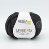 Merino Yak, de Regia Premium, une laine à chaussette qui réalise des bas chauds et doux, faciles à nettoyer.  Le grand classique des amateurs de plein air.  Coloris Anthrazit Meliert, un gris très foncé charbon ou charcoal.
