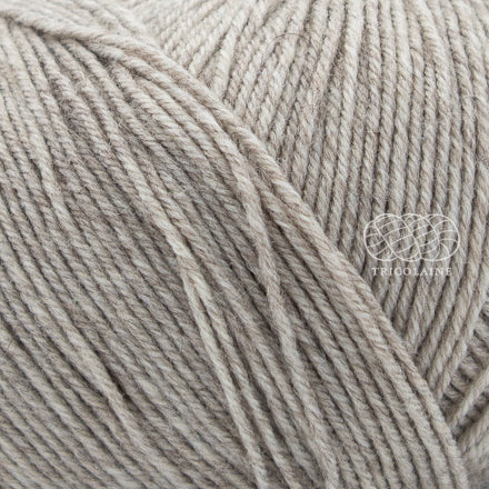 Merino Yak, de Regia Premium, une laine à chaussette qui réalise des bas chauds et doux, faciles à nettoyer.  Le grand classique des amateurs de plein air.  Coloris Beige Meliert, un beige qui tire sur le gris pâle.