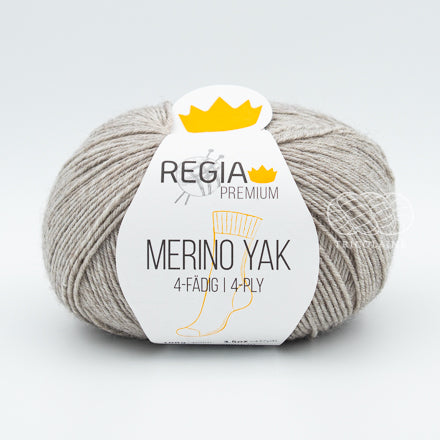 Merino Yak, de Regia Premium, une laine à chaussette qui réalise des bas chauds et doux, faciles à nettoyer.  Le grand classique des amateurs de plein air.  Coloris Beige Meliert, un beige qui tire sur le gris pâle.