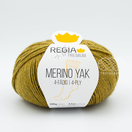 Merino Yak, de Regia Premium, une laine à chaussette qui réalise des bas chauds et doux, faciles à nettoyer.  Le grand classique des amateurs de plein air.  Coloris Grass Green, un mélange de jaune moutarde et de vert gazon.