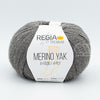 Merino Yak, de Regia Premium, une laine à chaussette qui réalise des bas chauds et doux, faciles à nettoyer.  Le grand classique des amateurs de plein air.  Coloris Kiesel Meliert, un gris moyen.