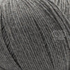 Merino Yak, de Regia Premium, une laine à chaussette qui réalise des bas chauds et doux, faciles à nettoyer.  Le grand classique des amateurs de plein air.  Coloris Kiesel Meliert, un gris moyen.