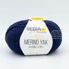 Merino Yak, de Regia Premium, une laine à chaussette qui réalise des bas chauds et doux, faciles à nettoyer.  Le grand classique des amateurs de plein air.  Coloris Konigsblau Meliert, un bleu marin.