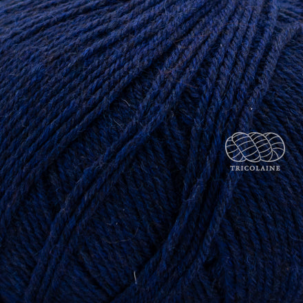 Merino Yak, de Regia Premium, une laine à chaussette qui réalise des bas chauds et doux, faciles à nettoyer.  Le grand classique des amateurs de plein air.  Coloris Konigsblau Meliert, un bleu marin.
