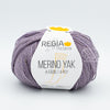 Merino Yak, de Regia Premium, une laine à chaussette qui réalise des bas chauds et doux, faciles à nettoyer.  Le grand classique des amateurs de plein air.  Coloris Lavandel, un mauve lavande qui tire sur le gris.