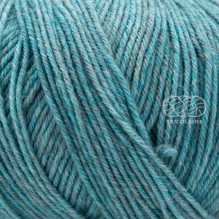 Merino Yak, de Regia Premium, une laine à chaussette qui réalise des bas chauds et doux, faciles à nettoyer.  Le grand classique des amateurs de plein air.  Coloris Mineral Blue, un bleu pâle avec des notes de Aqua et de Gris.