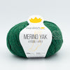 Merino Yak, de Regia Premium, une laine à chaussette qui réalise des bas chauds et doux, faciles à nettoyer.  Le grand classique des amateurs de plein air.  Coloris Tanne Meliert, un vert sapin assez vif.